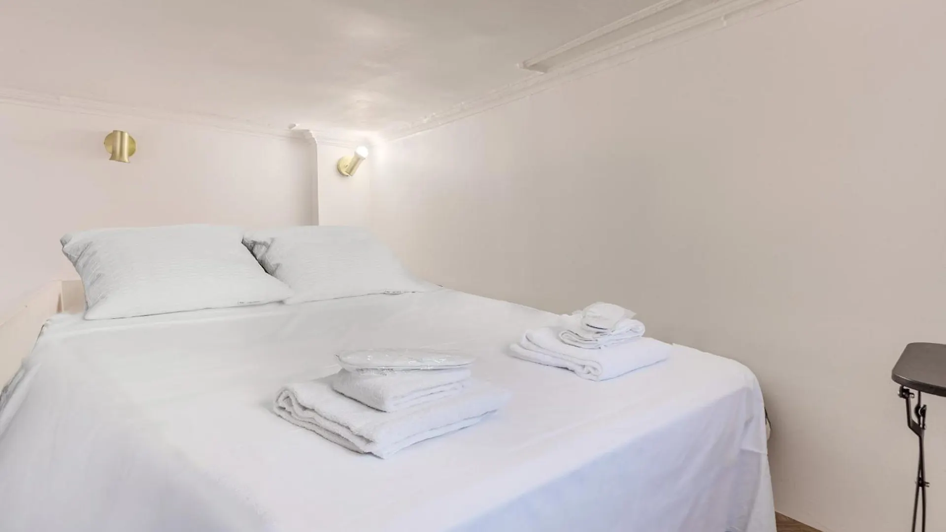 Evangile - Cosy Studio Avec Petite Cour Privee Paris Lägenhet